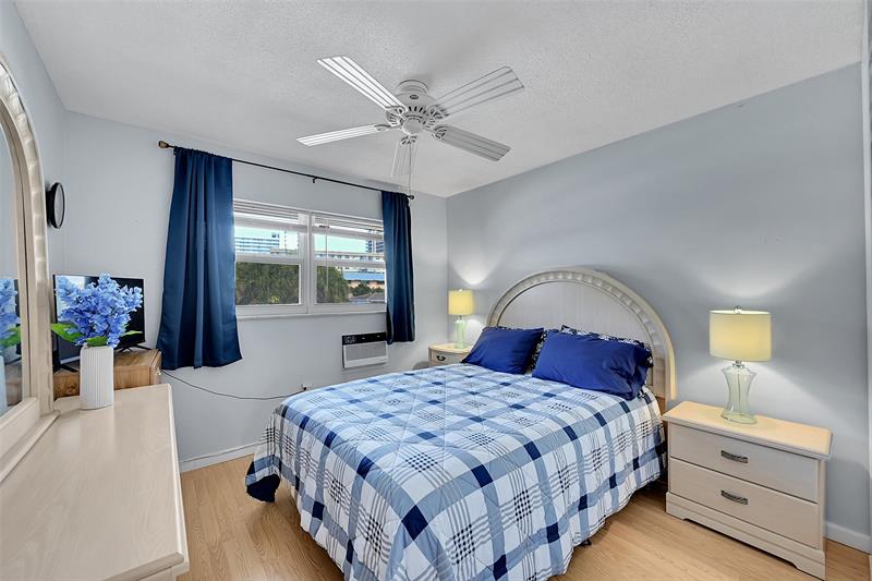 Image 49 of 61 For 1110 Riverside Dr  27