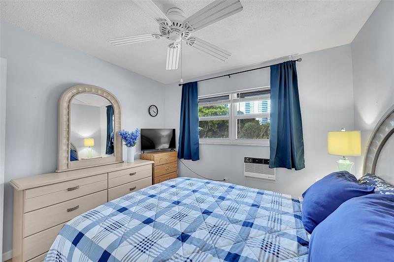 Image 51 of 61 For 1110 Riverside Dr  27