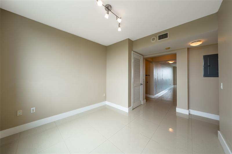 Image 15 of 31 For 2641 Flamingo Rd  1904n
