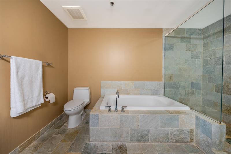 Image 17 of 31 For 2641 Flamingo Rd  1904n