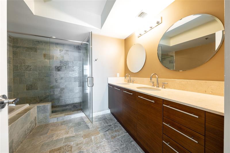 Image 19 of 31 For 2641 Flamingo Rd  1904n