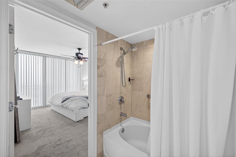Image 30 of 52 For 600 Las Olas Blvd  1601s