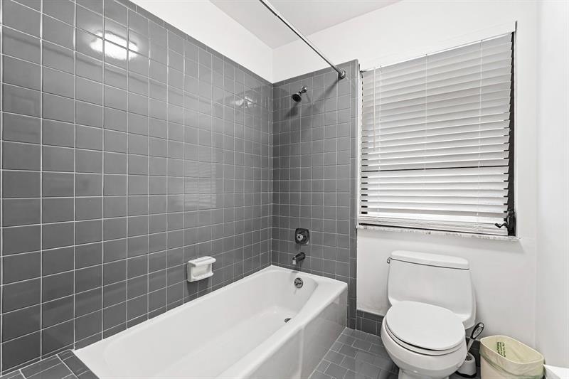 Image 16 of 39 For 10158 Acorn Way