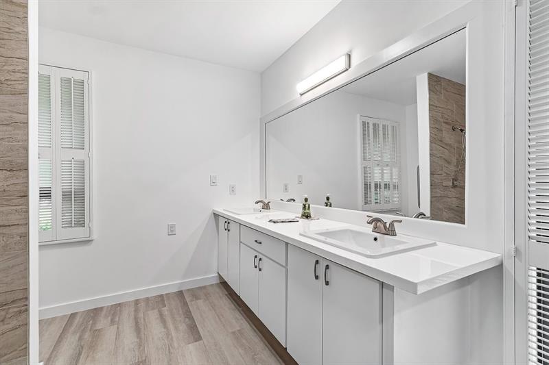 Image 21 of 39 For 10158 Acorn Way