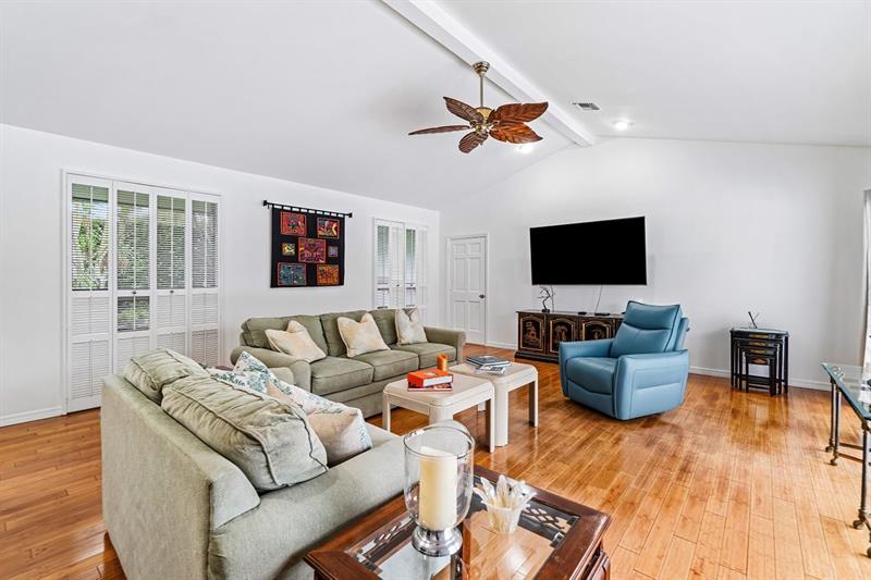 Image 5 of 39 For 10158 Acorn Way