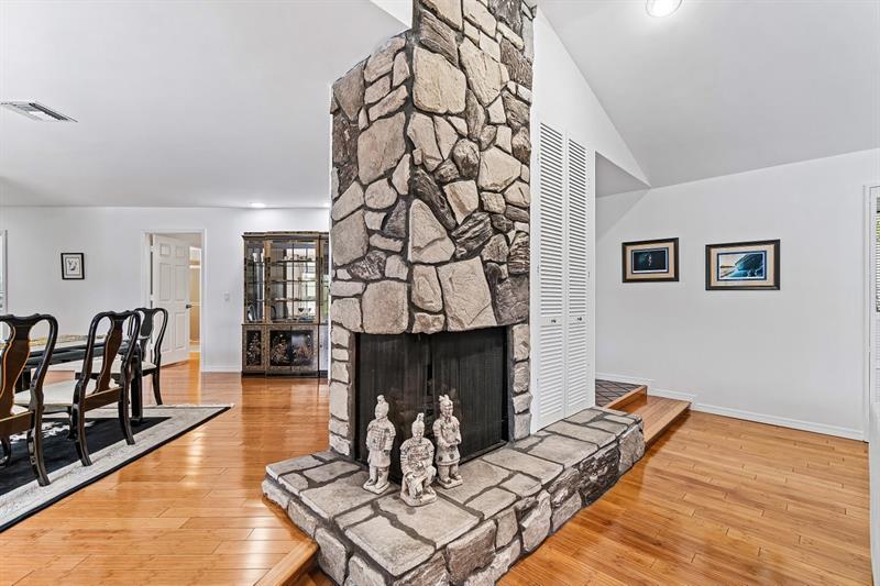 Image 6 of 39 For 10158 Acorn Way