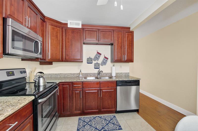 Image 8 of 29 For 1036 Guildford B  1036