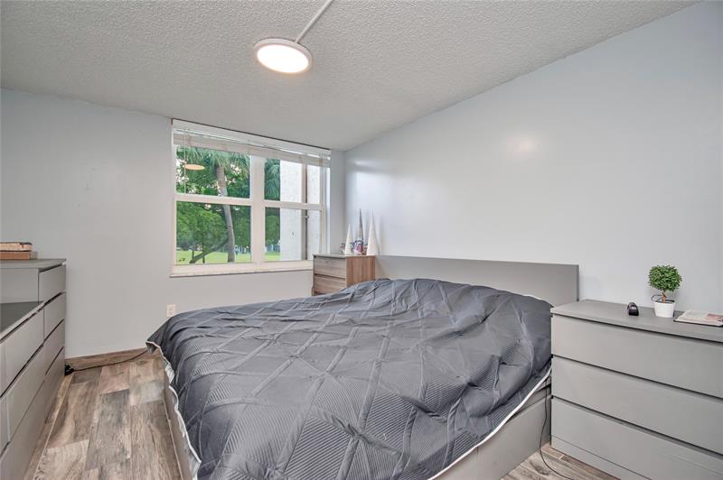 Image 14 of 21 For 9410 Tangerine Pl  207