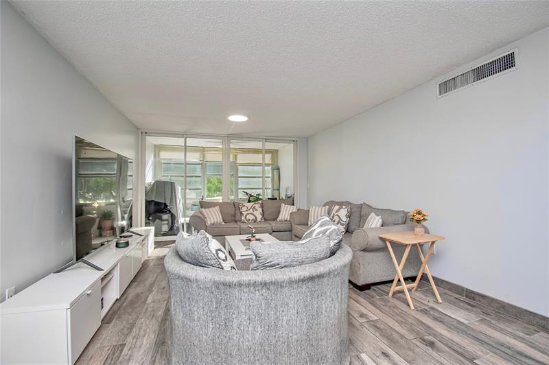Image 5 of 21 For 9410 Tangerine Pl  207