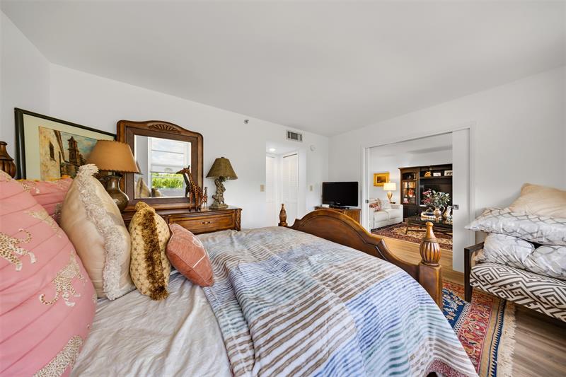 Image 16 of 28 For 3499 Oaks Way  407