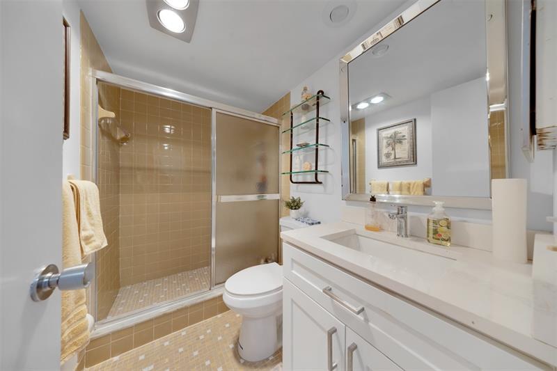 Image 17 of 28 For 3499 Oaks Way  407