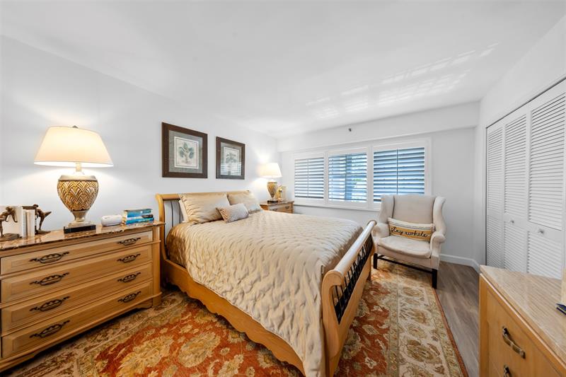 Image 19 of 28 For 3499 Oaks Way  407