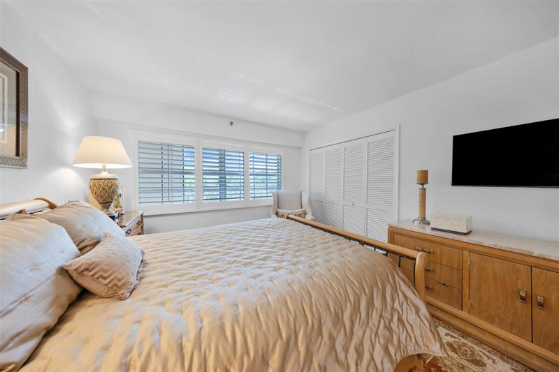 Image 20 of 28 For 3499 Oaks Way  407