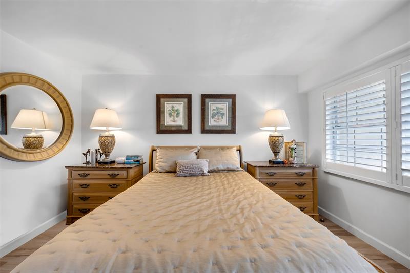 Image 22 of 28 For 3499 Oaks Way  407
