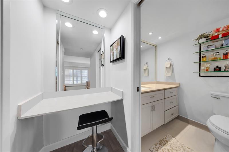 Image 23 of 28 For 3499 Oaks Way  407