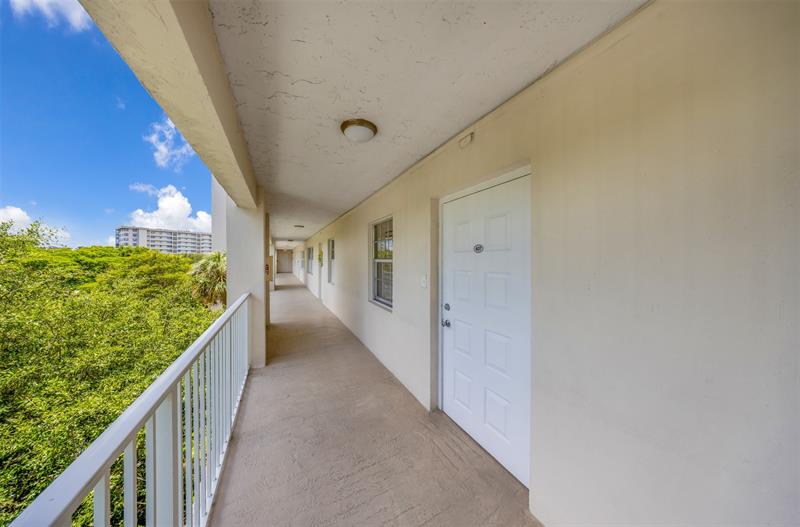 Image 27 of 28 For 3499 Oaks Way  407
