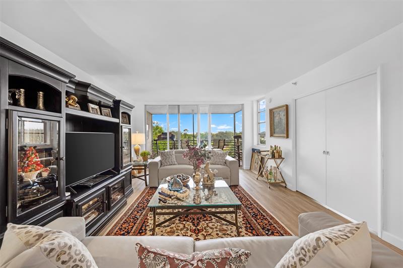 Image 4 of 28 For 3499 Oaks Way  407