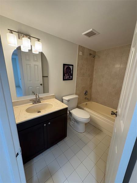 Image 19 of 40 For 9033 Wiles Rd  202