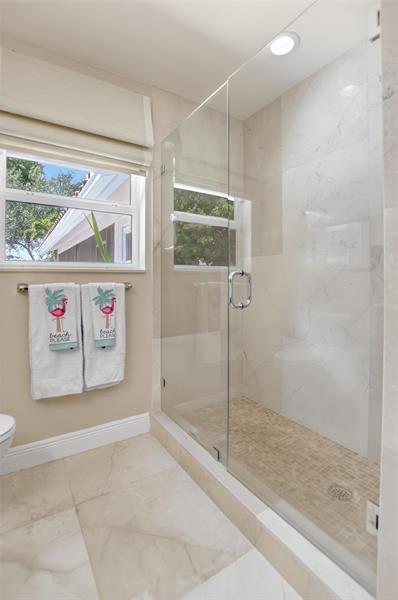 Image 26 of 46 For 250 Woodlake Ln
