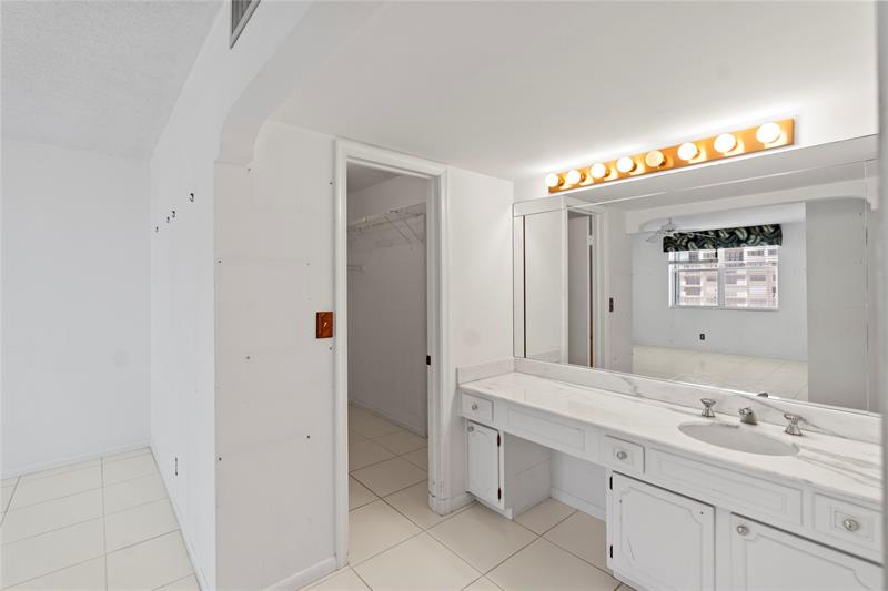 Image 22 of 53 For 5200 Ocean Blvd  1207b