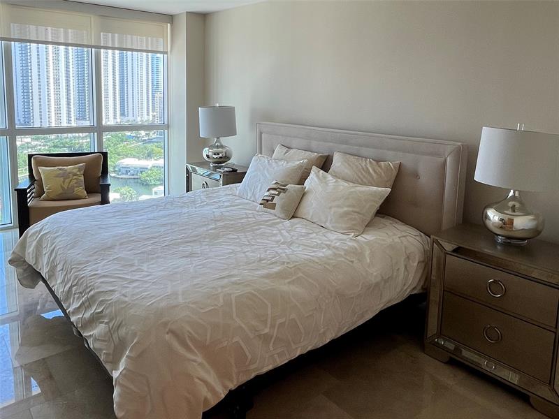 Image 18 of 33 For 16500 Collins Ave  2052