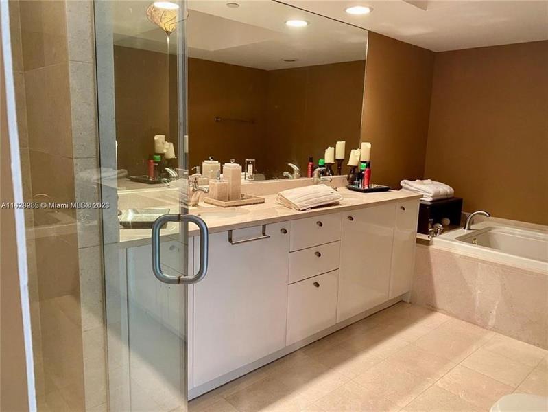 Image 22 of 33 For 16500 Collins Ave  2052