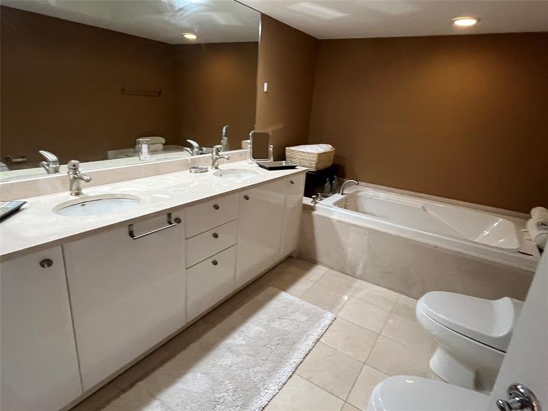Image 24 of 33 For 16500 Collins Ave  2052