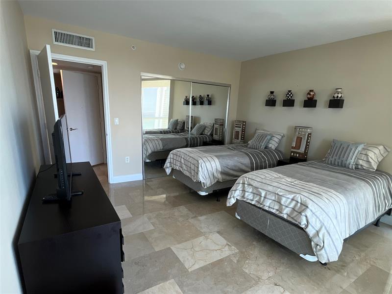 Image 31 of 33 For 16500 Collins Ave  2052