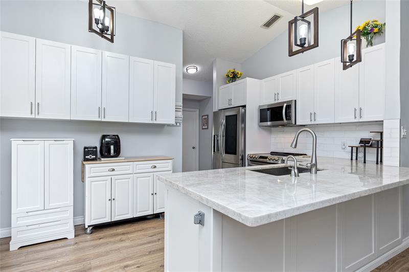 Image 5 of 50 For 9930 Holly Hill Dr