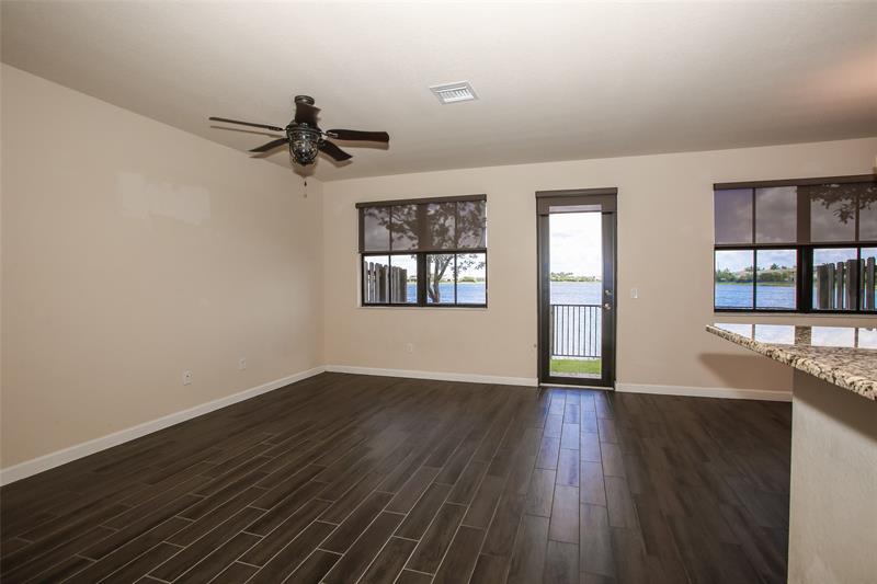 Image 5 of 19 For 9575 Town Parc Cir