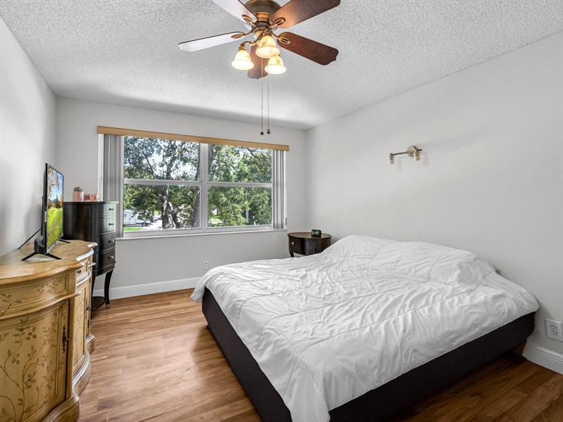 Image 19 of 36 For 15037 50th Ct