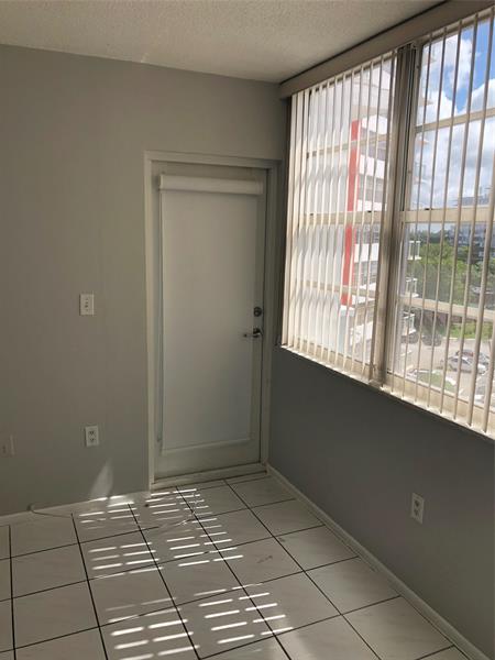 Image 11 of 26 For 1351 Miami Gardens Dr  503e