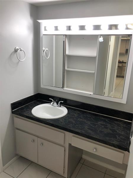 Image 17 of 26 For 1351 Miami Gardens Dr  503e