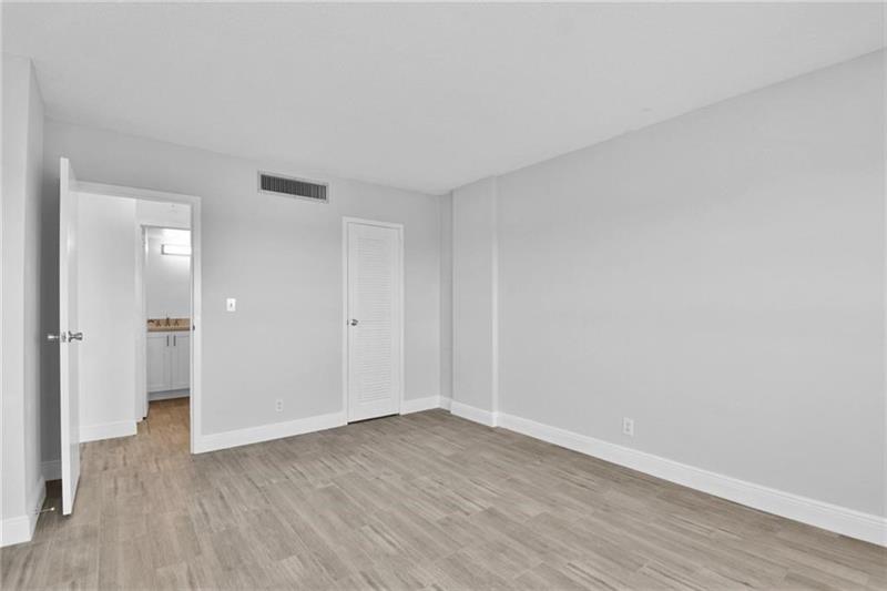 Image 16 of 31 For 1831 38th St  502