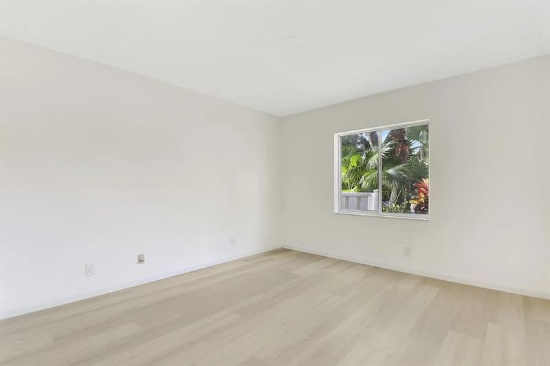 Image 19 of 24 For 8273 Springtree Road