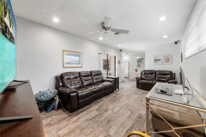 Image 15 of 27 For 11830 39th Pl