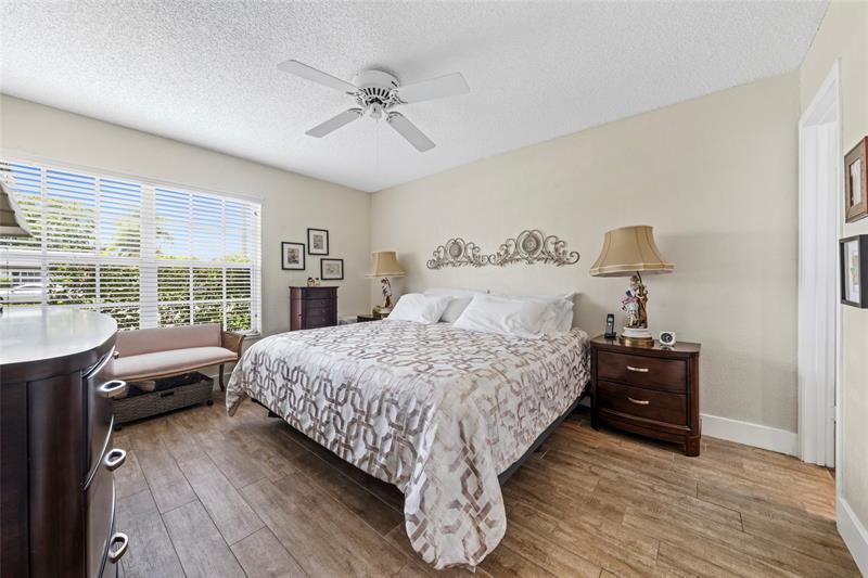 Image 16 of 27 For 11830 39th Pl