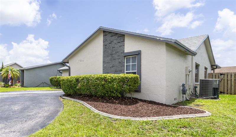 Image 4 of 27 For 11830 39th Pl