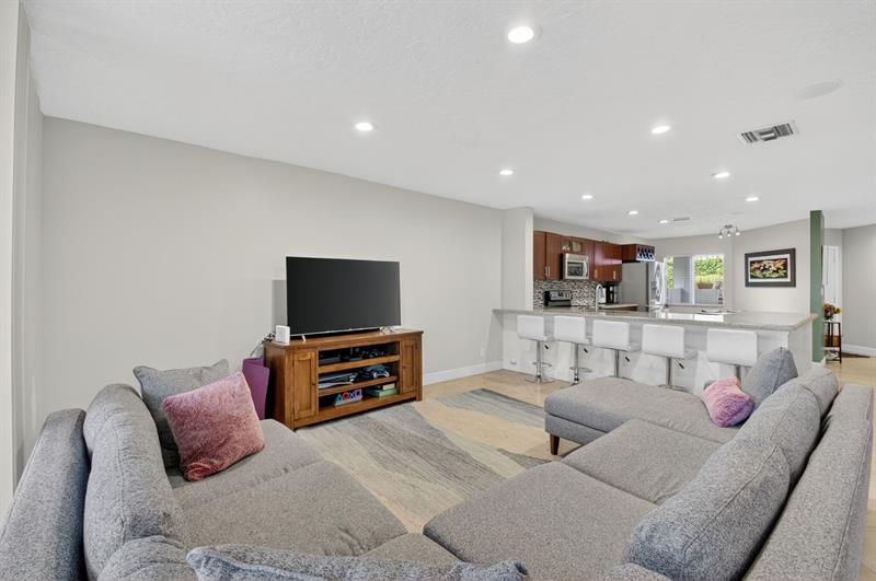 Image 10 of 47 For 6037 Old Court Rd  908