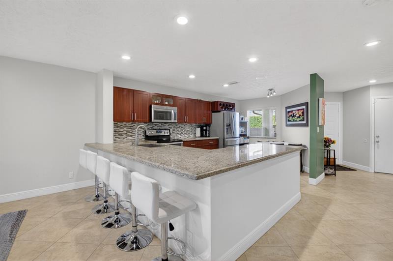 Image 14 of 47 For 6037 Old Court Rd  908