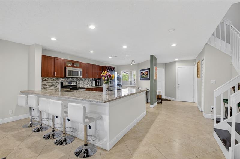 Image 7 of 47 For 6037 Old Court Rd  908