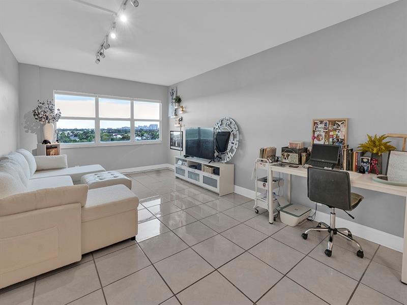 Image 4 of 26 For 2555 11th St  708