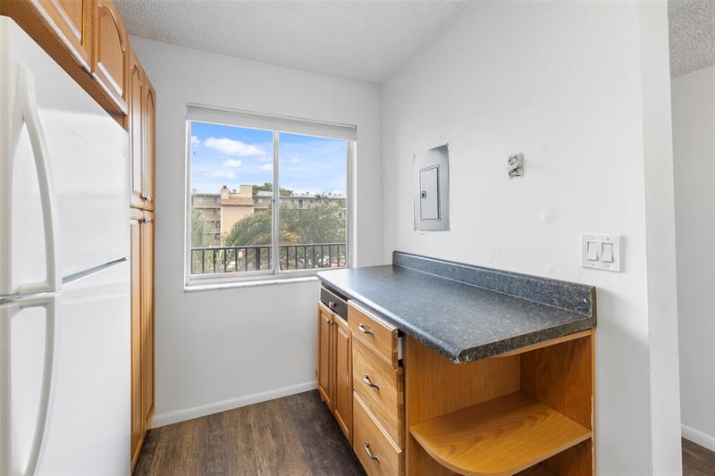 Image 10 of 30 For 7760 50th St  305