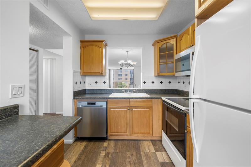 Image 9 of 30 For 7760 50th St  305