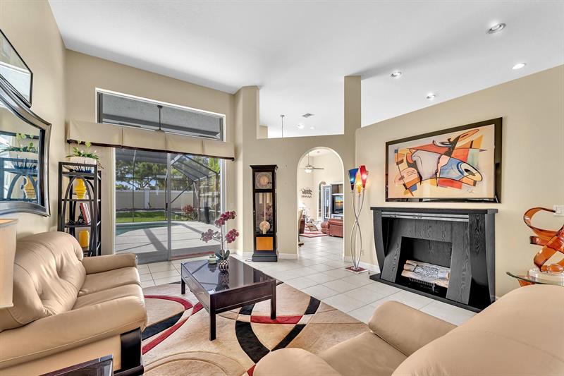 Image 9 of 46 For 755 River Bend Cir