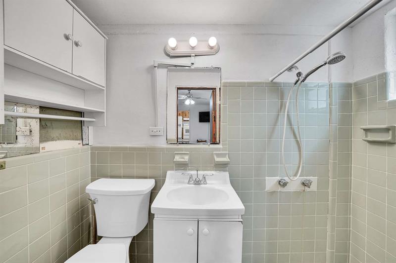 Image 20 of 25 For 415 Flagami Blvd