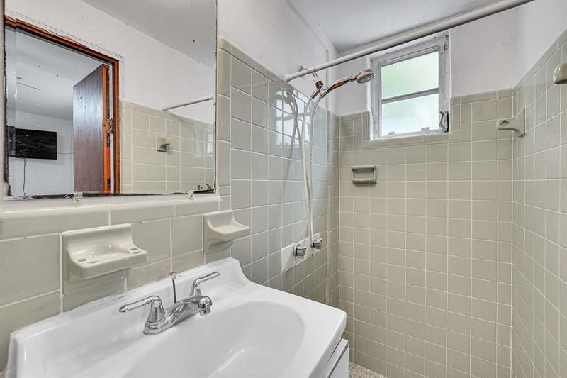 Image 21 of 25 For 415 Flagami Blvd