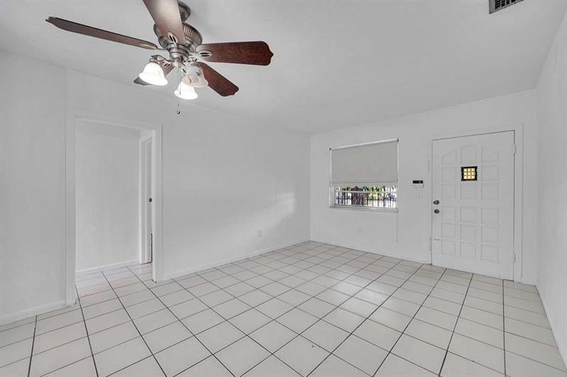 Image 7 of 25 For 415 Flagami Blvd