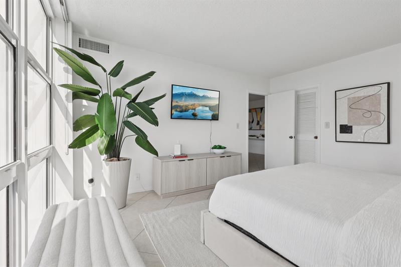 Image 16 of 48 For 2701 Ocean Blvd  4c