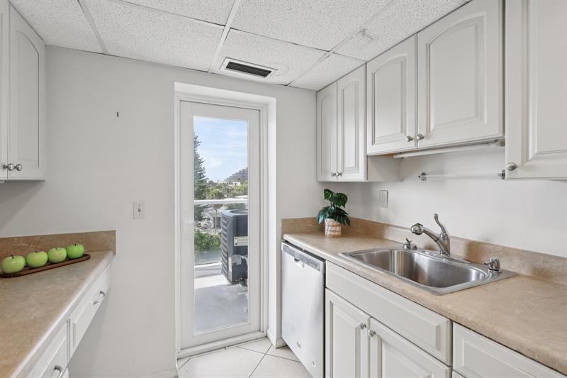 Image 21 of 48 For 2701 Ocean Blvd  4c